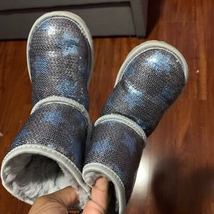 Toddler girl star UGG’s